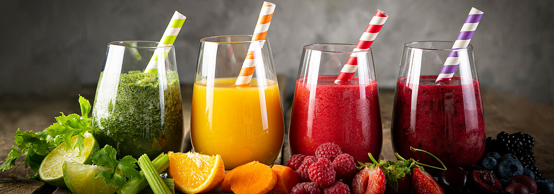 Bunte Smoothies in den Farben Grün, Gelb, Rot und Lila