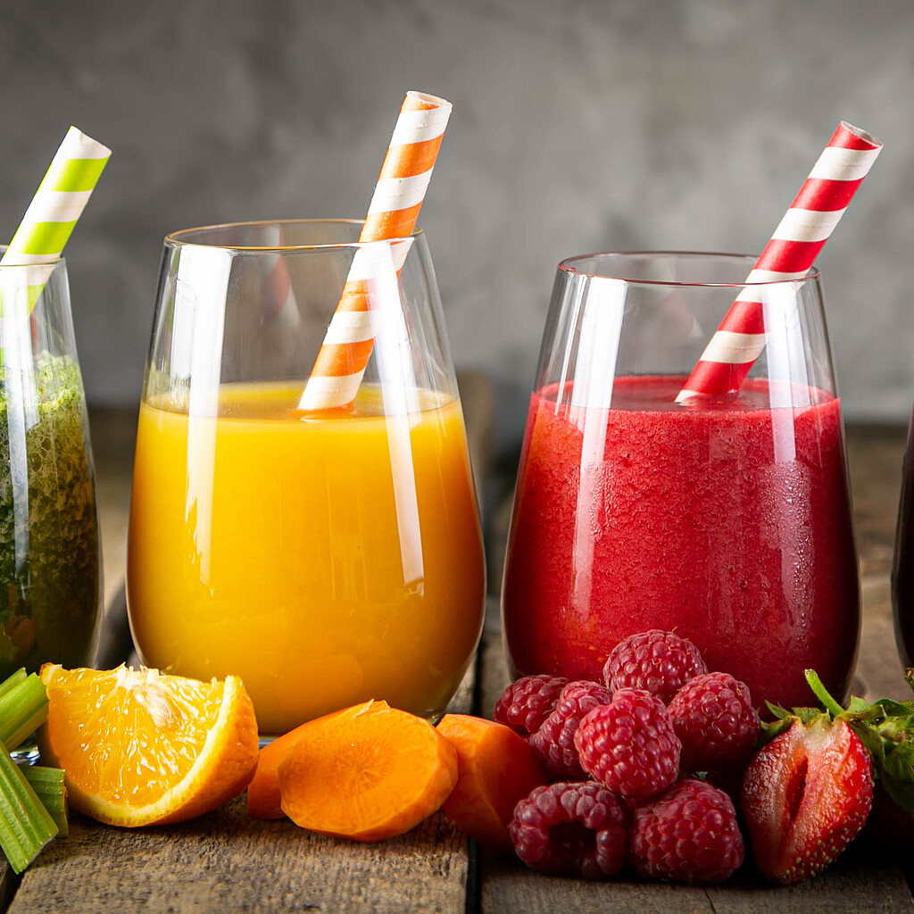 Bunte Smoothies in den Farben Grün, Gelb, Rot und Lila